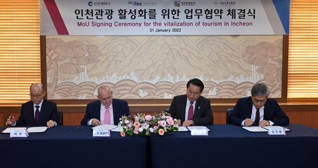 유정복 인천광역시장이 31일 시청 대접견실에서 열린 '인천관광 활성화를 위한 업무협약 체결식'에서 협약서에 서명을 하고 있다.