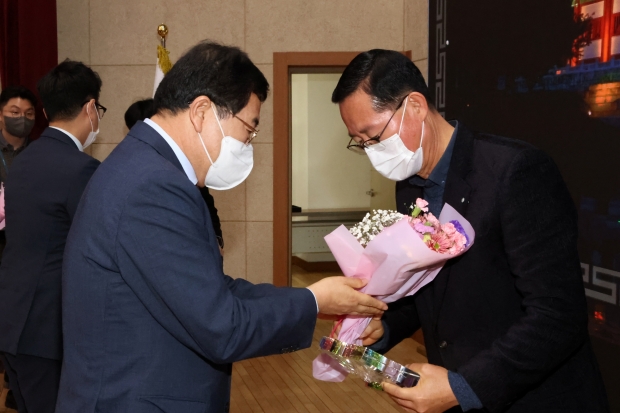 왼쪽부터 주낙영 경주시장, 의인 버스기사 최우식