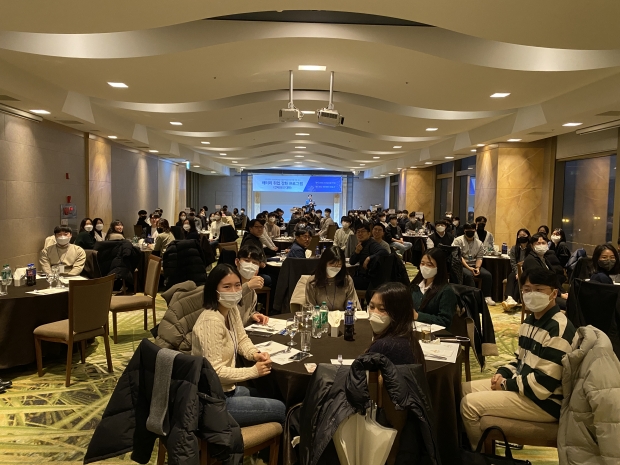 인하대 이차전지 공학 전공 학생들이 최근 열린 배터리 취업 강화 프로그램 ‘선배와의 대화’에 참여해 기념사진을 촬영하고 있다.