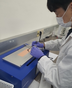 인하대 이차전지 공학 전공 학생이 제작 실습 교과목에서 코인셀(리튬이온배터리 음극) 제작 활동을 하고 있다