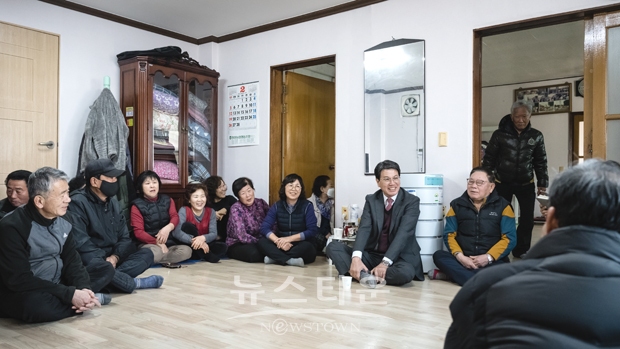 김돈곤 청양군수가 지난 2월 8일 청양읍 적누1리, 정좌1리, 송방1리, 군량리 경로당을 찾아 계묘년 덕담을 나누며 경로당별 미흡 시설 여부와 불편 사항을 세심하게 챙겼다.