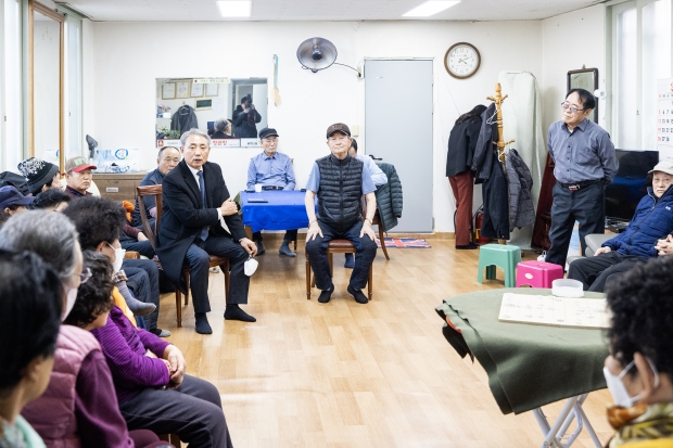 윤환 계양구청장이 경로당 순회 방문해 현장 민심 청취을 청취하고 있다.