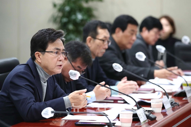 김태흠 충남지사가 2월 13일 충남도청 중회의실에서 열린 제29차 실국원장회의에서 “튀르기예와 시리아 지진피해 희생자에 대한 깊은 애도를 표한다”며 “관련 부서에서는 구호금 지원 및 대한적십자사·사회복지공동모금회 성금 모금활동 동참 등 필요한 지원”을 당부했다.
