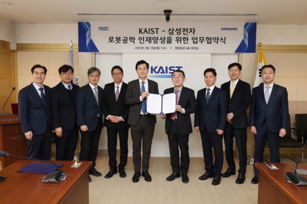 삼성전자와 KAIST가 13일 대전광역시 KAIST 본원에서 삼성전자 DX부문 CTO 전경훈 사장(사진 왼쪽에서 다섯 번째)과 KAIST 이승섭 교학부총장(사진 왼쪽에서 여섯 번째) 등이 참석한 가운데 ‘삼성전자 로보틱스 인재양성 프로그램’ 신설 협약을 체결했다. / 사진 : 삼성전자 제공
