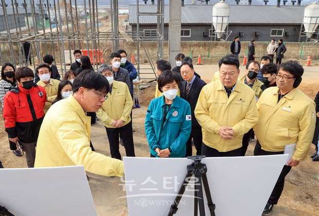 당진시가 수십 년째 폐기물 불법 반입으로 골머리를 앓고 있는 고대면 옥현리 일원에 2월 13일 한화진 환경부장관이 방문, 해결에 나섰다. 사진) 좌측부터 정본환 당진시 경제환경국장, 한화진 환경부장관, 오성환 당진시장, 조상연 당진시의원