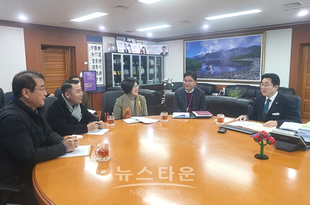 박경귀 아산시장이 지난 2월 14일 ‘시장과 시민 만남의 날’인 아산형통을 통해 올해 두 번째로 시민들과 만났다. 지난 1월 1일부터 1월 17일까지 접수된 총 18건의 신청 중 3건을 채택, 면담을 진행됐다.