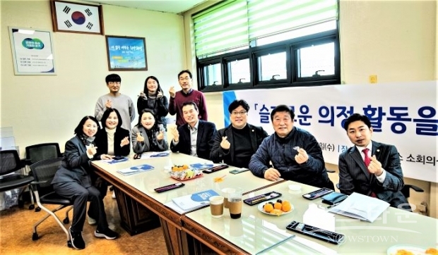 기획행정위는 2023년 의정활동 계획을 논의하고 내실있는 상임위 운영을 도모하기 위해 워크숍을 가졌다. /화성시의회<br>