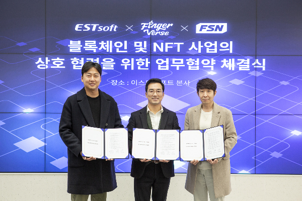 (왼쪽부터)핑거버스 최복규 대표, 이스트소프트 정상원 대표, FSN 이상석 대표가 업무협약을 체결한 후 기념 촬영을 하고 있다.(제공=이스트소프트)