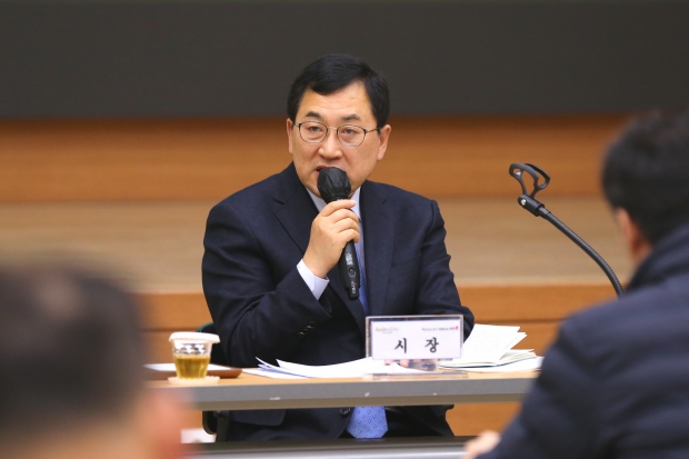 주낙영 경주시장이 20일 오전 시청 내 알천홀에서 확대간부회의를 주재하고 올해 추진할 중점사업을 점검하고 있다.
