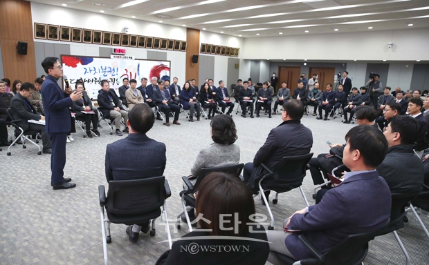 김태흠 충남지사가 2월 20일 충남도청 대회의실에서 농림축산국, 농업기술원, 해양수산국, 동물위생시험소, 산림자원·수산자원·축산기술연구소 팀장들과 올해 두 번째 팀장 간담회를 가졌다. 김 지사는 “지난해까지 도정의 목표와 방향을 설정했다면 올해는 본격적인 성과창출을 위한 첫 해”라며 “성과창출을 위해서는 도정의 허리인 팀장들의 역할이 매우 중요하다”고 강조했다.