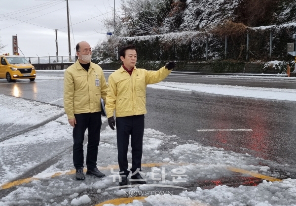 조규일 진주시장이 폭설 현장을 점검하고 있다.