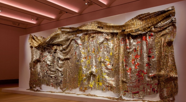 사진 출처 : El Anatsui, Skylines?, 2008. © El Anatsui. Private Collection. Courtesy the Artist and October Gallery, London. Photo © Jonathan Greet