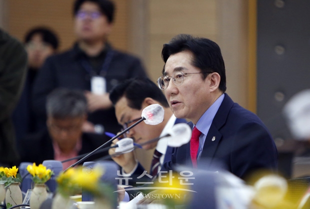 박경귀 아산시장이 2월 23일 서산시청 대회의실에서 열린 민선8기 제3회 충청남도 지방정부 회의에서 아산교육지원청과 협의를 통해 교육사업의 성격 및 역할에 따른 재정부담 주체를 명확하게 재정립했다고 설명했다.