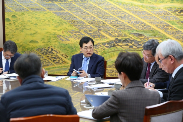 주낙영 경주시장이 27일 오전 시청 대외협력실에서 국·소·본부장회의를 주재하고 올해 추진할 중점사업을 점검하고 있다