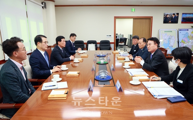 2월 28일 장충남 남해군수와 임택식 남해군의회 의장 등 4명으로 구성된 남해군방문단이 양 시·군 간의 우호협력 강화를 위해 사천시를 방문했다.