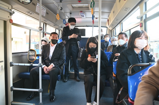 신설노선 점검을 위해 시내버스에 탑승한 최원철 시장(사진 왼쪽)