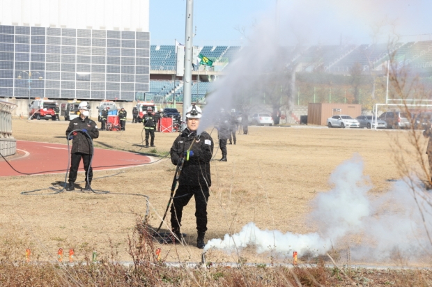 지난해 11월 15일 산불 진화 훈련을 진행하고 있다.
