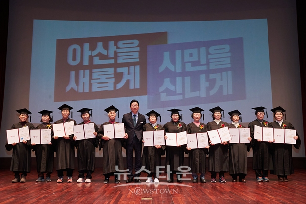 박경귀 아산시장이 지난 3월 2일 아산시청 시민홀에서 초등학력 졸업장을 받은 어르신들께 표창을 수여하고 졸업 학력 인정을 축하했다.