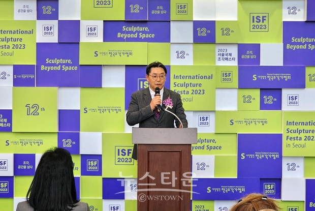 지난 3월 2일 서울코엑스에서 열린 ‘제12회 서울국제조각페스타 2023’ 개막식에서 홍태횽 김해시장은 축사에서 “내년 문화가 일상이 되는 문화도시 김해를 주제로 동아시아 문화도시 행사 개최 시 한중일 3국의 조각 교류 방안을 모색하고 이를 연계해 김해시에서 국제조각페스타가 열릴 수 있도록 노력하겠다”고 밝혔다.