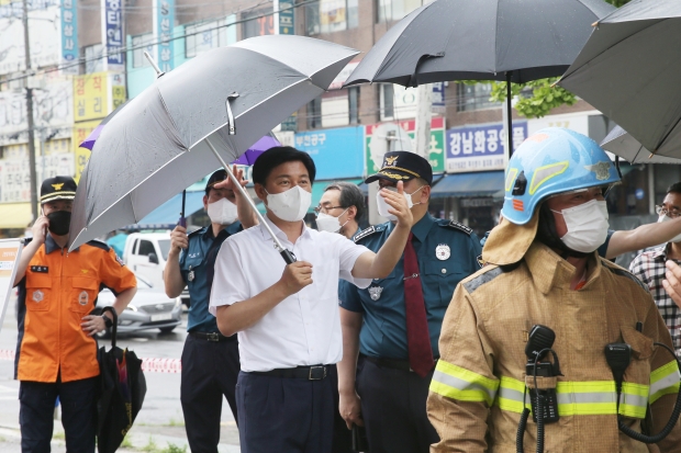 조용익 부천시장이 지난해 8월 수해 발생 현장을 방문해 상황을 점검하고 있