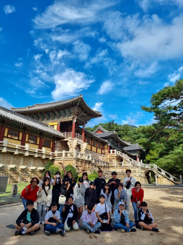 지난해 가을철 수학여행단이 불국사 앞에서 경주 방문 기념촬영을 하고 있다