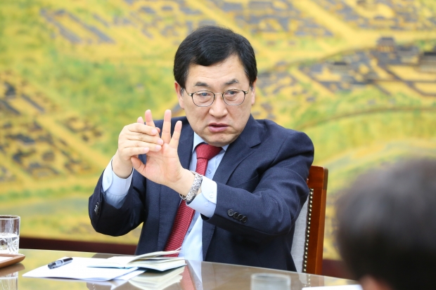 주낙영 경주시장이 6일 시청 대외협력실에서 3월 첫 국·소·본부장 회의를 열고 중점사업을 점검하고 있다