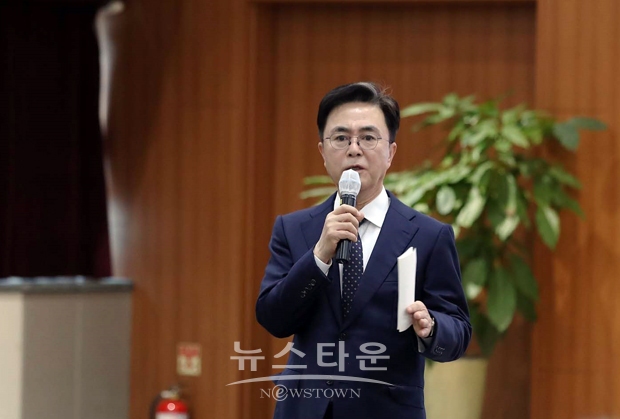 김태흠 충남지사가 3월 6일 충남도청 대회의실에서 열린 올해 두 번째 과장간담회에서 “전국적으로 인구문제가 심각한데 지방소멸을 막기 위해서는 청년을 유입할 수 있는 정책이 필요하다”고 강조했다.