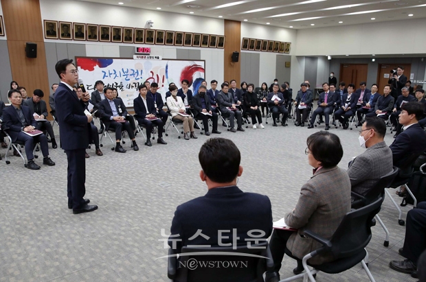 김태흠 충남지사는 “현재 농촌은 젊은층을 유입할 수 있는 요인이 없다”며 “젊은 농업인 1만여 명이 올 수 있는 기반을 조성하겠다는 것이 저의 뜻”이라고 말하면서 “은퇴 이후 귀농귀촌을 하시는 분들도 소중하지만, 농촌소멸을 막기 위해서는 아이를 낳아 기를 수 있는 젊은 사람들이 와야 한다. 스마트 팜 등 젊은 사람이 올 수 있는 농촌 환경을 만드는데 투자를 할 계획”이라고 설명했다.