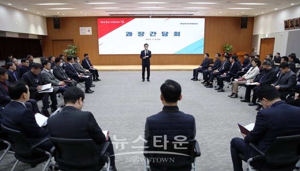 김태흠 충남지사는 “귀농귀촌도 교육이나 의료 등 질 높은 환경이 뒷받침 돼야 한다”며 “일자리, 복지, 의료, 문화 등을 복합적으로 융합해 아이부터 노인까지 살기 좋은 충남을 목적으로 5개년 인구정책 수립에 최선을 다해 달라”고 주문했다.