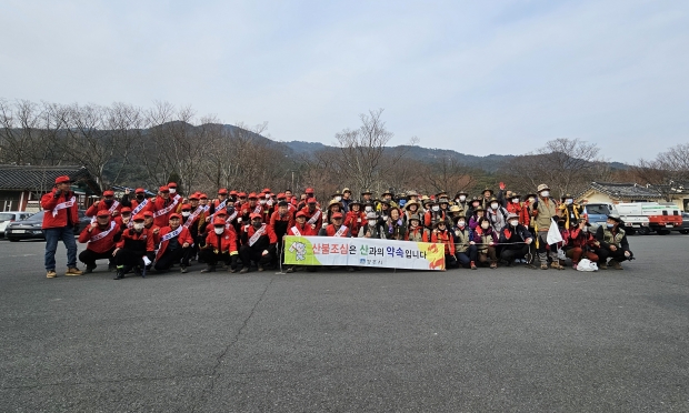 지난 5일 통일전 앞에서 산불조심 캠페인 후 기념촬영을 하고 있다.