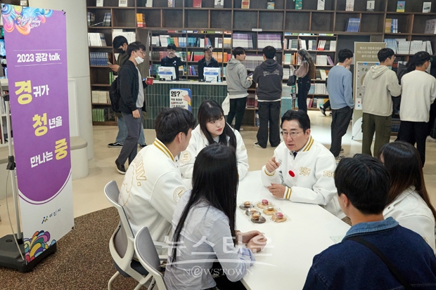 박경귀 아산시장이 3월 8일 순천향대학교 학생들과 만나 청년의 눈으로 바라본 아산시 청년 정책과 지역 이슈에 관해 이야기를 나눴다. 이날 박 시장의 대학교 방문은 신규 시책인 ‘공감 Talk’ 행사의 하나로 진행됐다.