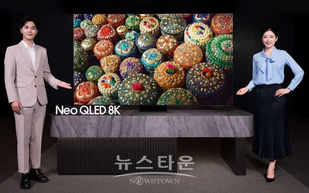 삼성전자 모델이 올해 국내 시장에 첫 선을 보이는 삼성 OLED를 소개하고 있는 모습. / 사진 : 삼성전자 제공