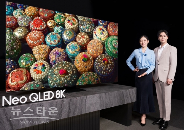 삼성전자 모델이 올해 국내 시장에 첫 선을 보이는 삼성 OLED를 소개하고 있는 모습. / 사진 : 삼성전자 제공