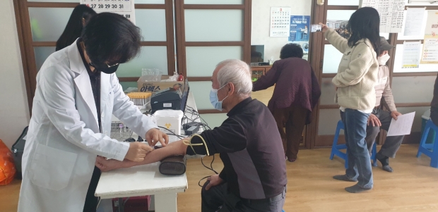 경주시 보건소는 2023년도 ‘찾아가는 행복병원의 운영을 재개했다. 사진은 지난 7일 산내면 의곡1리 경로당에서 실시된 행복병원 모습.