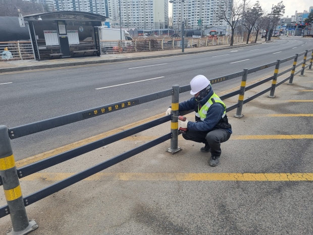 도로 시설물 보수 진행
