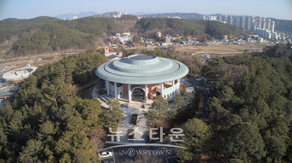 진주시전통예술회관 전경