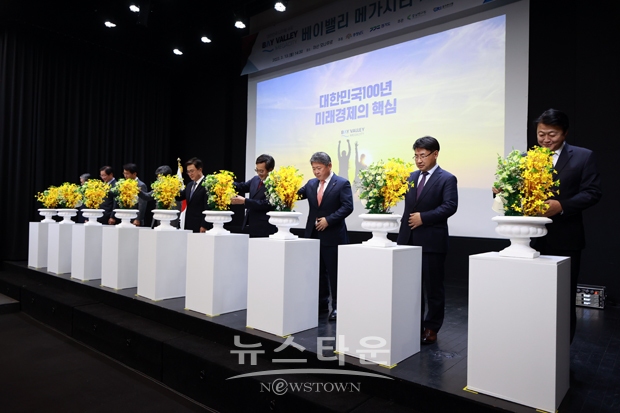 베이밸리 메가시티 세미나 기념 퍼포먼스에서 김태흠·김동연 지사를 비롯해 산학연관 대표 9명이 참여, 함께 힘을 모아 베이밸리 메가시티의 싹을 틔운다는 의미를 담아 충남과 경기도의 도화(道花)인 국화와 개나리 화분에 물을 주는 퍼포먼스가 진행됐다.