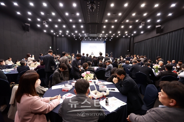 이번 행사에는 김태흠 충남지사, 김동연 경기지사, 김영석 베이밸리 메가시티 민관합동추진단장, 강정태 삼성디스플레이 부사장, 김동욱 현대자동차 부사장, 김용하 건양대 총장(대전세종충남 총장협의회 공동회장), 이원희 한경대 총장(경인지역 대학총장협의회 부회장), 유동훈 충남연구원장, 주형철 경기연구원장 등 100여 명이 참석했다.