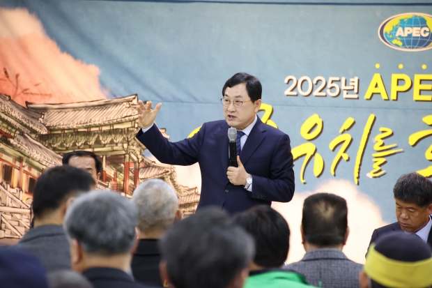 주낙영 경주시장이 지난 3일 불국동행정복지센터에서 열린 ‘찾아가는 시민간담회’에 참석해 주민들과 대화를 하고 있다