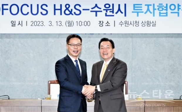 이재준 수원시장(오른쪽)과 김대중 포커스에이치엔에스 대표가 협약 체결 후 함께하고 있다. /수원시<br>  <br>