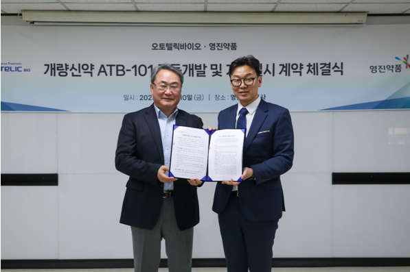 왼쪽부터 영진약품 이기수 대표이사, 오토텔릭바이오 김태훈 대표이사