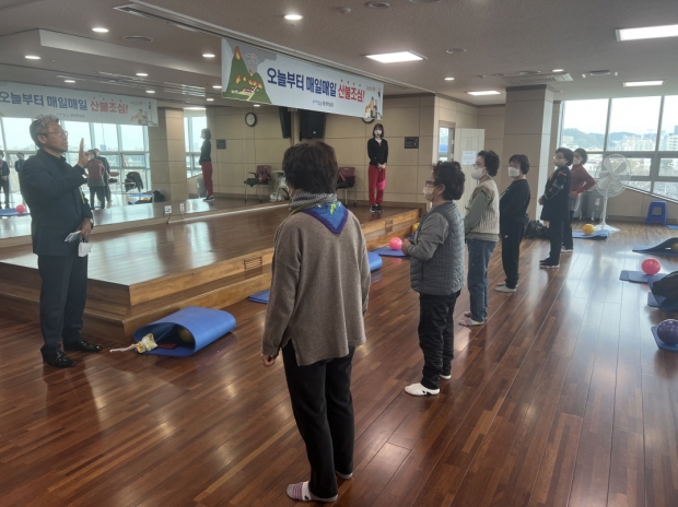 포항시 평생학습원이 정규강좌 수강생을 대상으로 수업 전 산불 예방 교육을 실시하고 있다