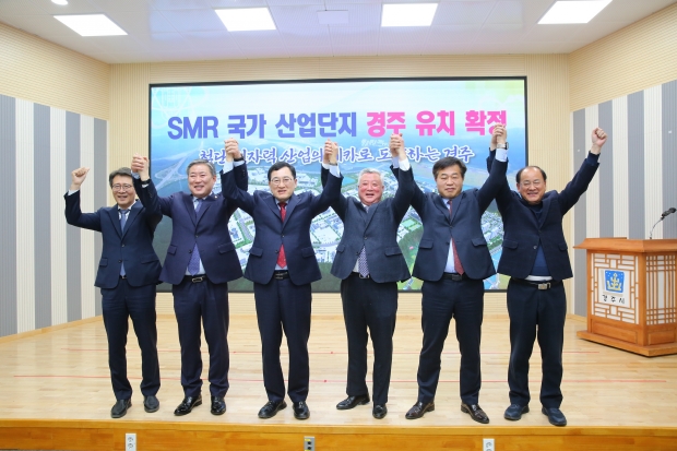 경주시가 15일 시청 대회의실에서 기자회견을 갖고 ‘SMR국가산단’의 유치 확정 세레모니를 하고 있다. 사진 좌측부터 김석학 경주부시장, 이철우 경주시의장, 주낙영 경주시장, 이상걸 경주상의 회장, 강인구 경주시 경제산업국장, 최형대 경주시 농림축산해양국장.