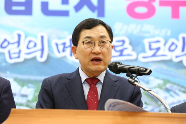 주낙영 경주시장이 15일 시청 대회의실에서 기자회견을 갖고 신규 국가산단 후보지 공모 최종 선정과 관련해 브리핑하고 있다.
