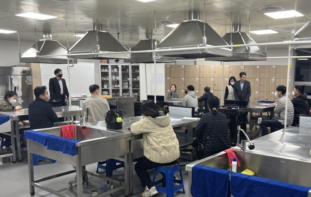 포항시 평생학습원은 동해안 포항의 맛을 살리고 특색을 알리는 ‘생선학 이해와 실무 강좌’를 15일 개설했다.