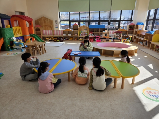 올 2월 공동육아나눔터에서 책놀이 수업을 하고 있다.