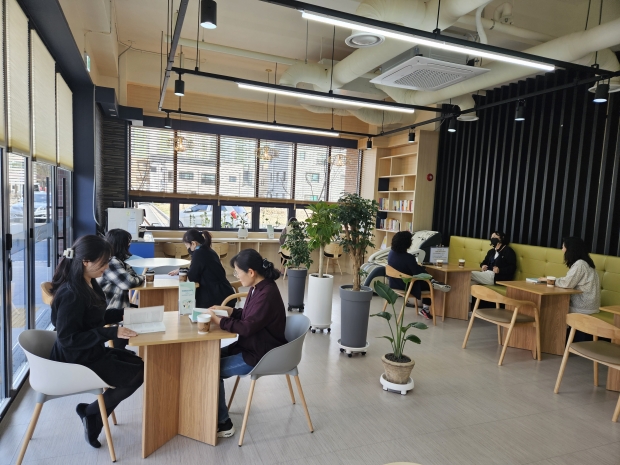 센터 내 1층에 위치한 북카페 이용 사진