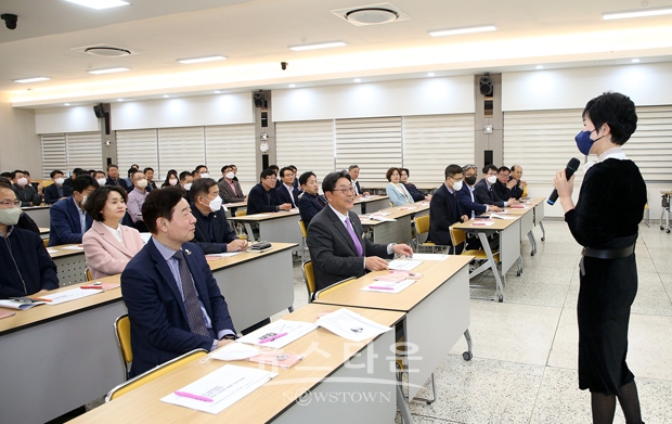 허영희 강사 ‘안전한 근무환경 조성을 위한 고위직의 역할과 책임’ 주제 강연