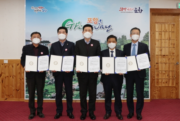 지난해 2월 25일 포항시는 포스코와 지주사 본사 소재지와 미래기술연구원 본원을 포항에 설치하기로 전격 합의했다.