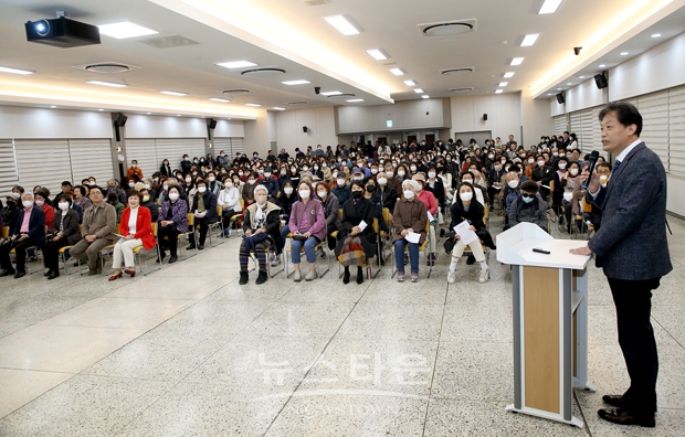 김해시가 3월 17일 시청 대회의실에서 김장한 교수를 초빙해 ‘좋은 죽음은 어떻게 가능한가?’라는 주제로 제353회 시민교양강좌를 개최했다. 김 교수는 생의 마지막 단계인 죽음을 놓고 좋은 죽음이 무엇인지, 연명의료결정법 등에 대한 사례를 이야기하며 좋은 죽음을 설계하기 위해 우리가 알아야 할 것들을 소개, 시민들의 좋은 반응을 얻었다.
